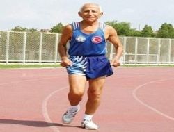 83 yaşında kupaya doymuyor