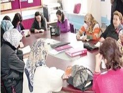 Veliler çocukları ile birlikte okuyor