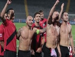 Şimşek gibi çaktı