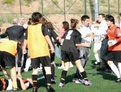 Kızlar tekme ve yumruklarını konuşturdu