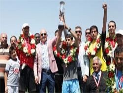 Şampiyona töreninde gövde gösterisi