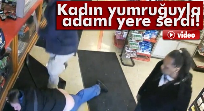 Kadın yumruğuyla adamı yere serdi.